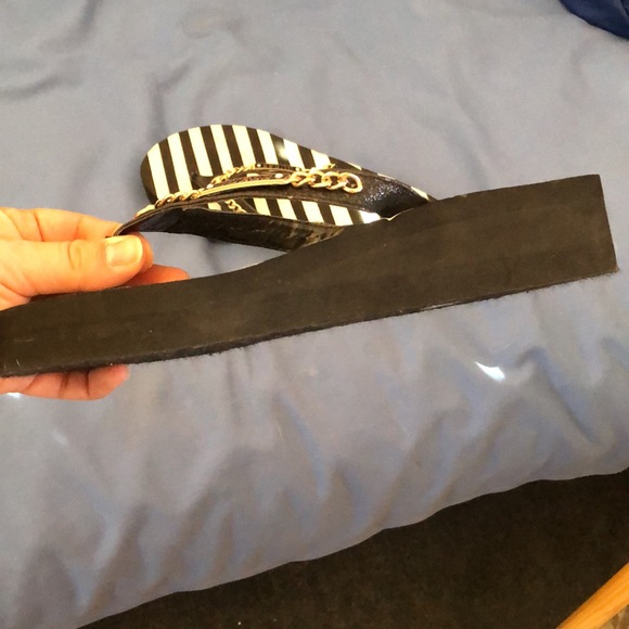 Guess Platform Flip-flops - Picture 4 of 4